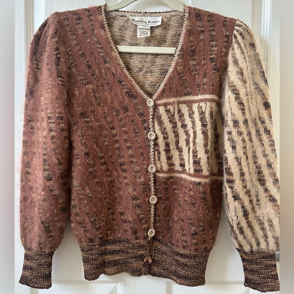 Uniquely beautiful Cream Patterned Cardigan
